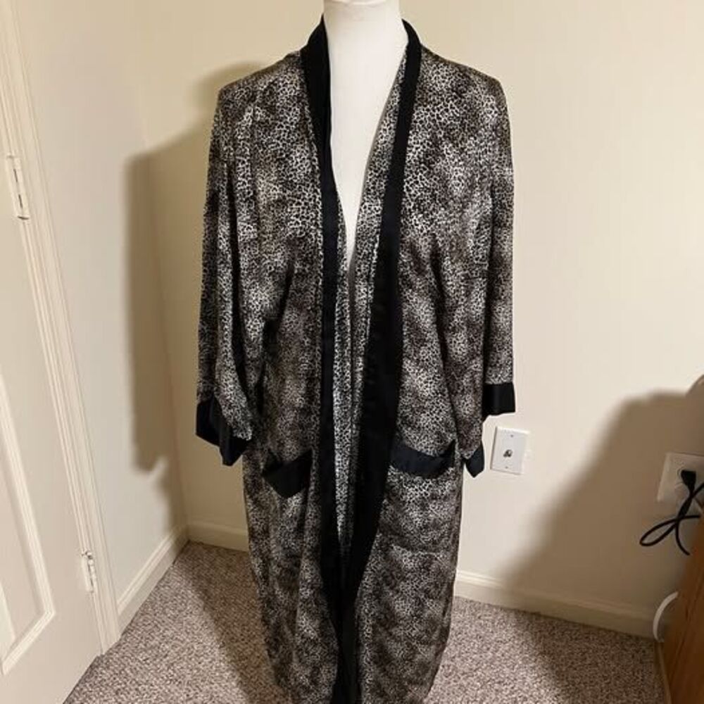 Stafford Silk Leopard Print Robe M/L